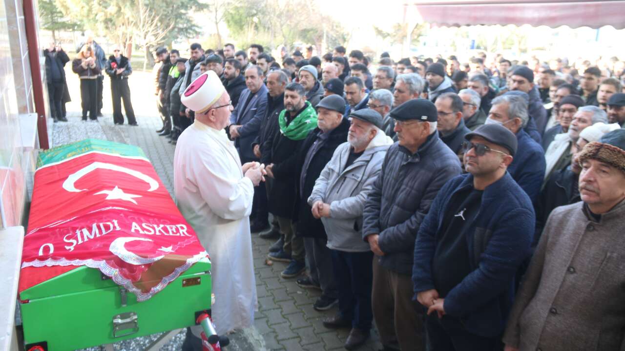 Trafik canavarının kurbanı oldu! Asker örtüsü omzuna değil tabutuna serildi 6